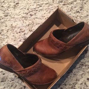 Born “Hensley” mule. Tan leather,